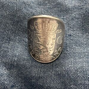 Vintage coin ring 1962 Queen Juliana 2 1/2 Dutch Gulden
